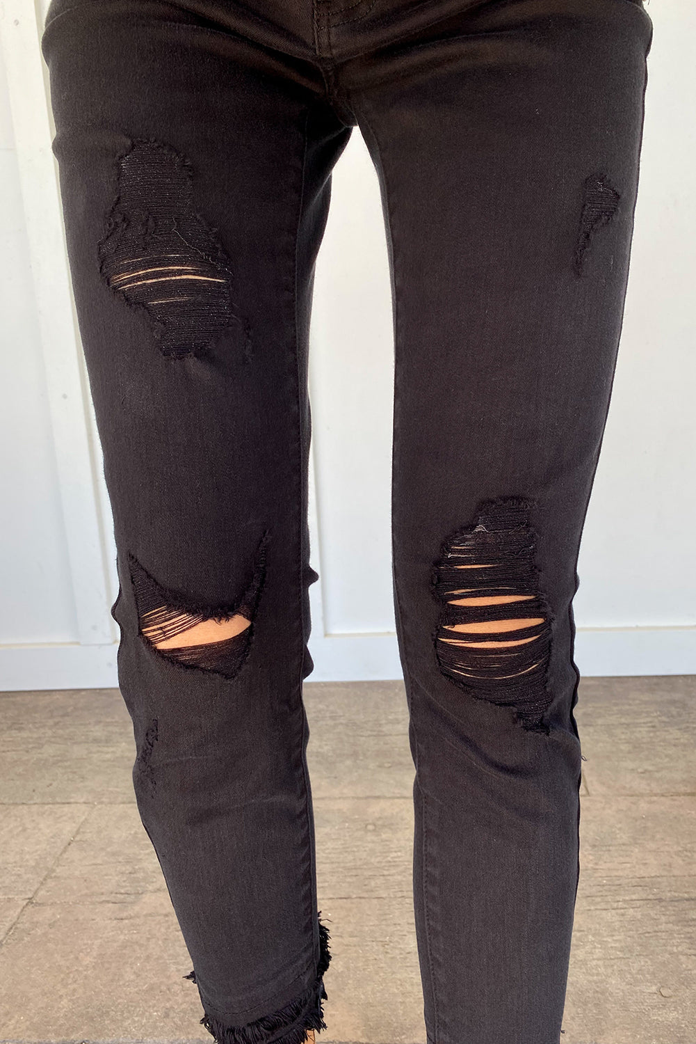 Distressed Raw Edge Cropped Skinny Jeans